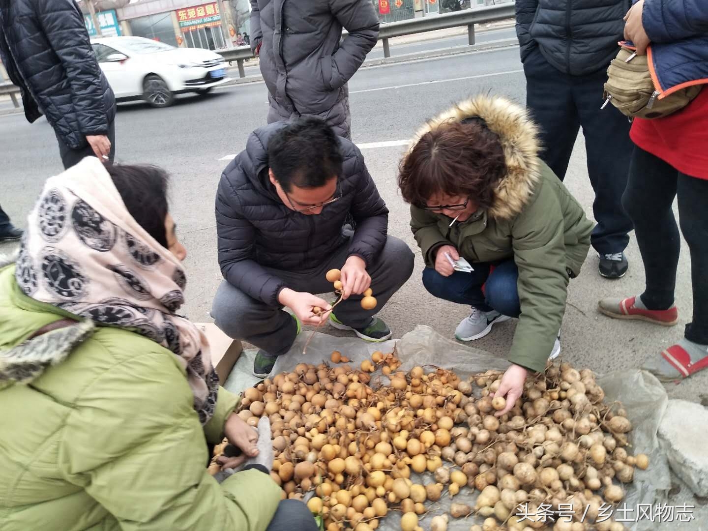 马路边地摊上，成堆的文玩葫芦颜值完全不同价格却相同，这是为啥